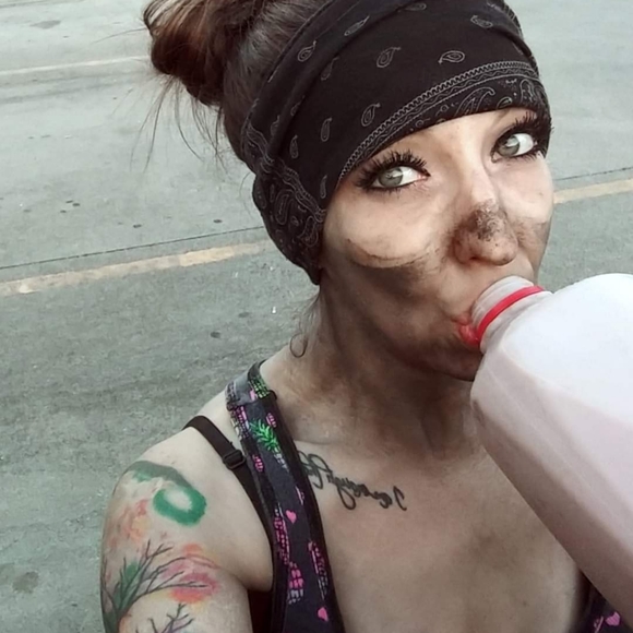 Meet your Posher, Becca!! - Picture 2 of 4